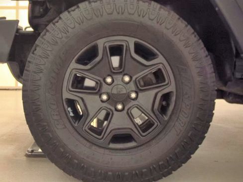 Used 2018 Jeep Wrangler Unlimited Sport w/ Connectivity Group AWD/4WD image 19