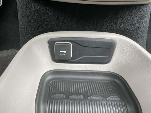 Used 2024 Chrysler Pacifica Touring-L FWD image 29