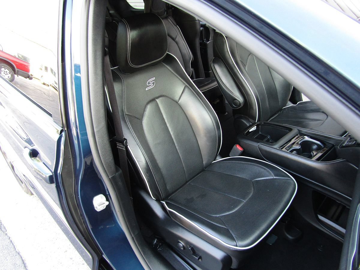 Used 2025 Chrysler Pacifica Limited FWD image 28