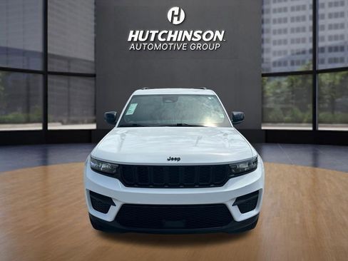 Used 2025 Jeep Grand Cherokee Altitude image 2