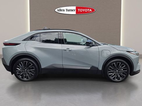 Used 2026 Toyota C-HR AWD/4WD image 5