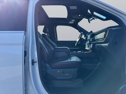 Used 2024 Ford Expedition Limited image 18