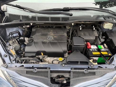 Used 2015 Toyota Sienna LE image 3