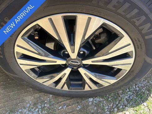 Used 2022 Nissan Rogue SV w/ SV Premium Package FWD image 11