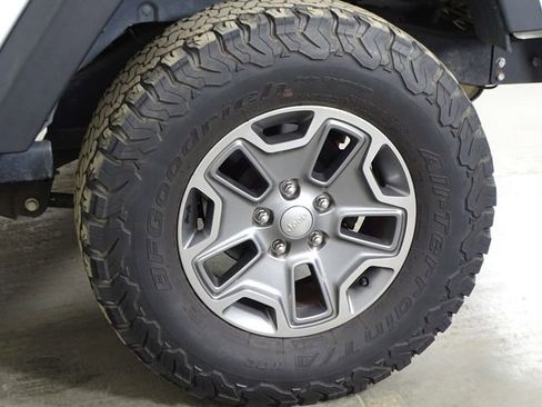 Used 2016 Jeep Wrangler Rubicon w/ Power Convenience Group image 31