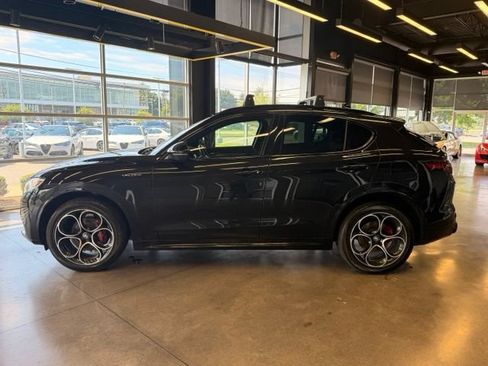 Used 2022 Alfa Romeo Stelvio Veloce AWD/4WD image 3