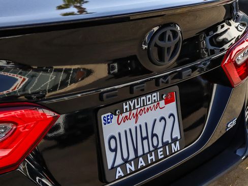 Used 2018 Toyota Camry SE FWD image 12