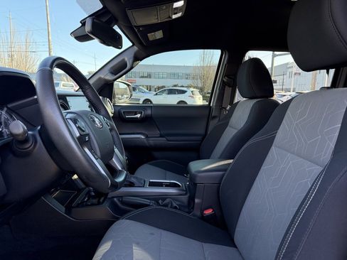 Used 2022 Toyota Tacoma TRD Sport image 17