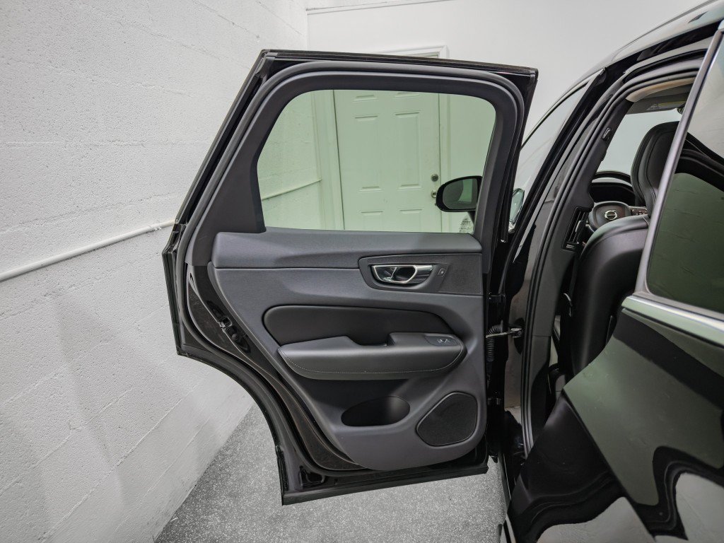 Used 2019 Volvo XC60 T5 Momentum w/ Multimedia Package AWD/4WD image 16