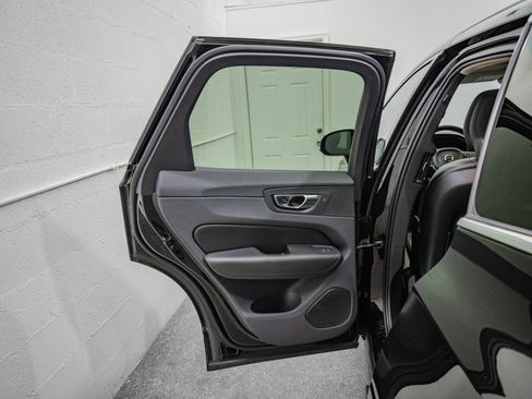 Used 2019 Volvo XC60 T5 Momentum w/ Multimedia Package AWD/4WD image 16