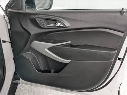 Used 2025 Chevrolet Trax RS w/ Sunroof Package FWD image 23
