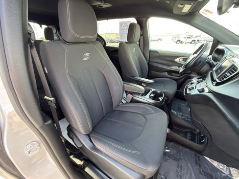 Used 2018 Chrysler Pacifica Touring Plus w/ S Appearance Package FWD image 12
