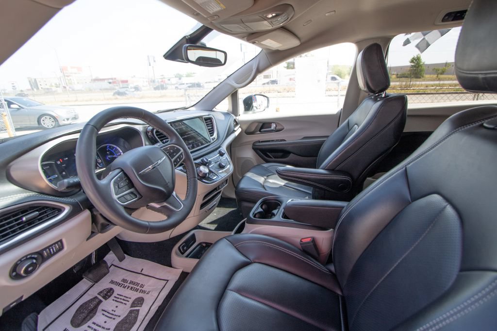 Used 2023 Chrysler Pacifica Touring-L FWD image 12