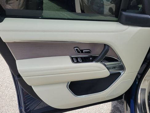 Used 2025 Land Rover Range Rover SE AWD/4WD image 13