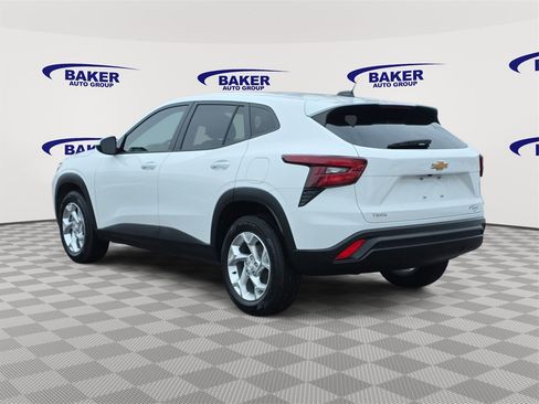 Used 2024 Chevrolet Trax LS w/ LS Convenience Package image 5