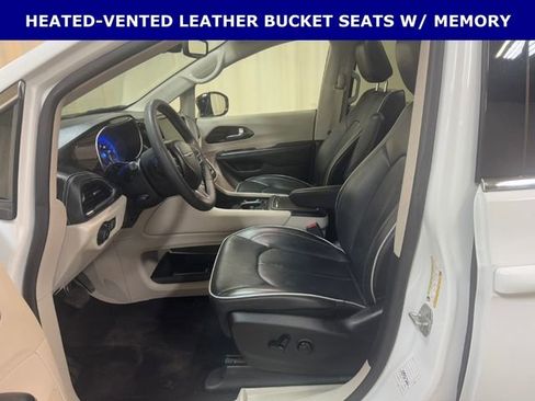 Used 2024 Chrysler Pacifica Limited image 15