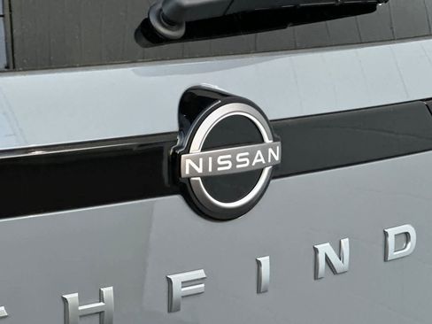New 2025 Nissan Pathfinder Platinum image 17