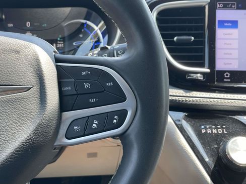 Used 2023 Chrysler Pacifica Touring-L FWD image 22