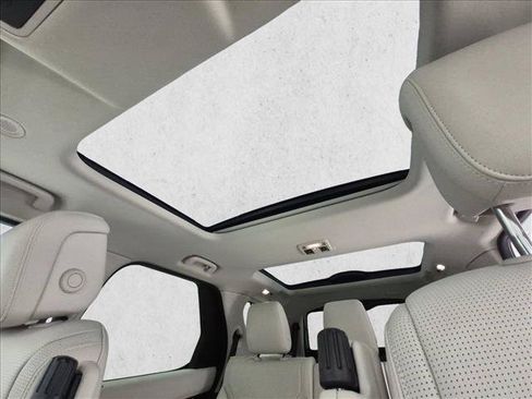 Certified 2025 Land Rover Discovery S AWD/4WD image 21