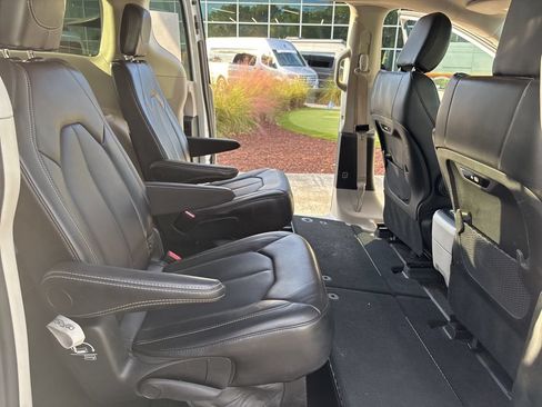Used 2024 Chrysler Pacifica Touring-L FWD image 23