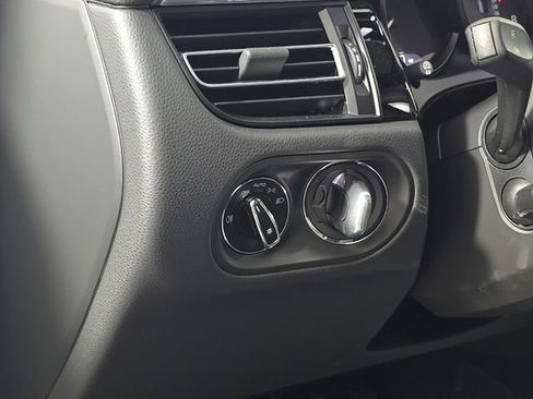 Certified 2025 Porsche Macan image 18