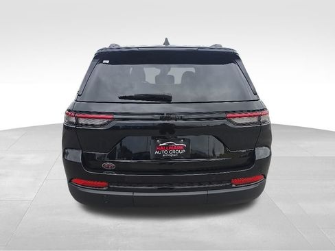 Used 2024 Jeep Grand Cherokee Altitude RWD image 4