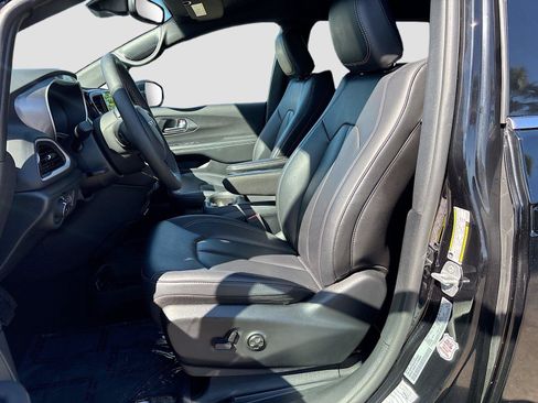 Used 2025 Chrysler Pacifica Select FWD image 19