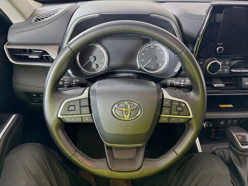 Certified 2023 Toyota Highlander XLE image 12