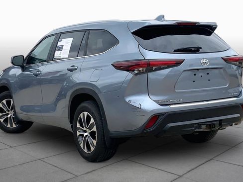 Used 2024 Toyota Highlander XLE AWD/4WD image 12