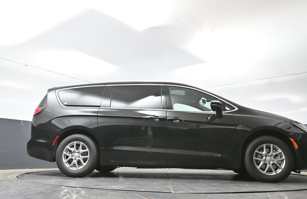 New 2027 Chrysler Pacifica Select w/ Family Tech Group FWD image 40
