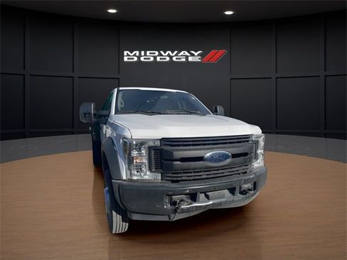Used 2019 Ford F550 2WD Regular Cab Super Duty image 3