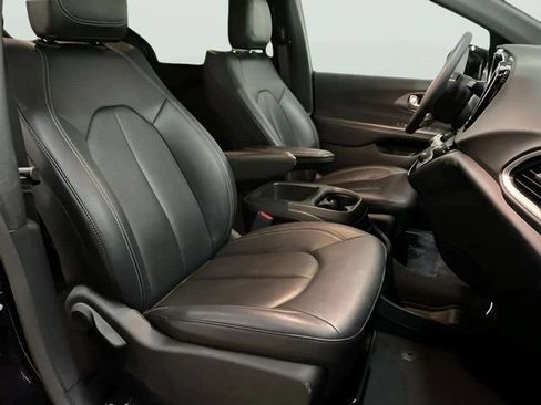 Used 2025 Chrysler Pacifica Select FWD image 75