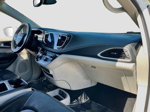 Used 2019 Chrysler Pacifica Limited FWD image 30