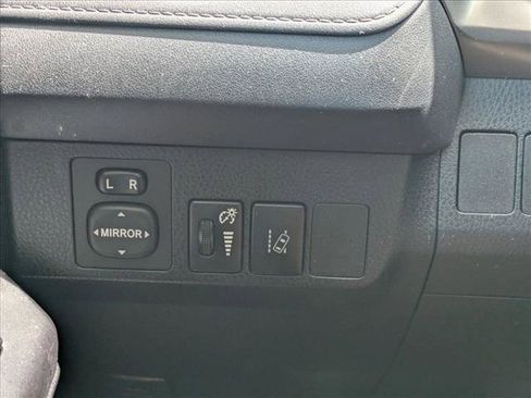 Used 2018 Toyota RAV4 LE FWD image 15
