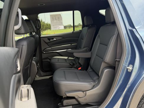 Used 2025 Chevrolet Traverse LT AWD/4WD image 17