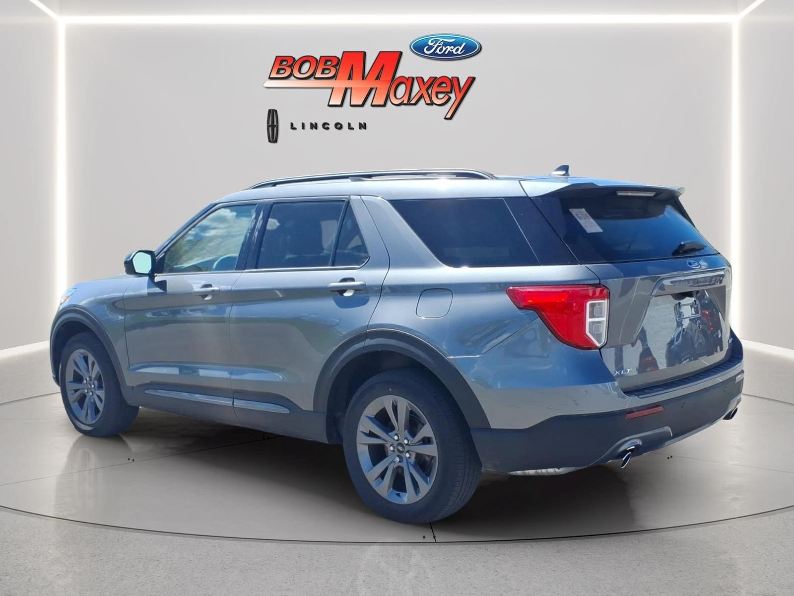 Used 2024 Ford Explorer XLT w/ Equipment Group 202A AWD/4WD image 7