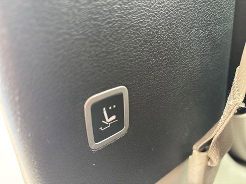 Used 2022 Chrysler Pacifica Touring-L FWD image 34