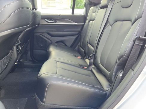 New 2025 Jeep Grand Cherokee Limited w/ Luxury Tech Group II image 19