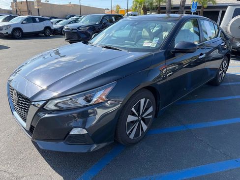 Used 2021 Nissan Altima 2.5 SV w/ SV Premium Package FWD image 3