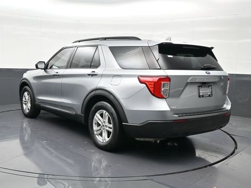Used 2020 Ford Explorer XLT image 3