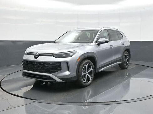 New 2026 Volkswagen Tiguan SE FWD image 3