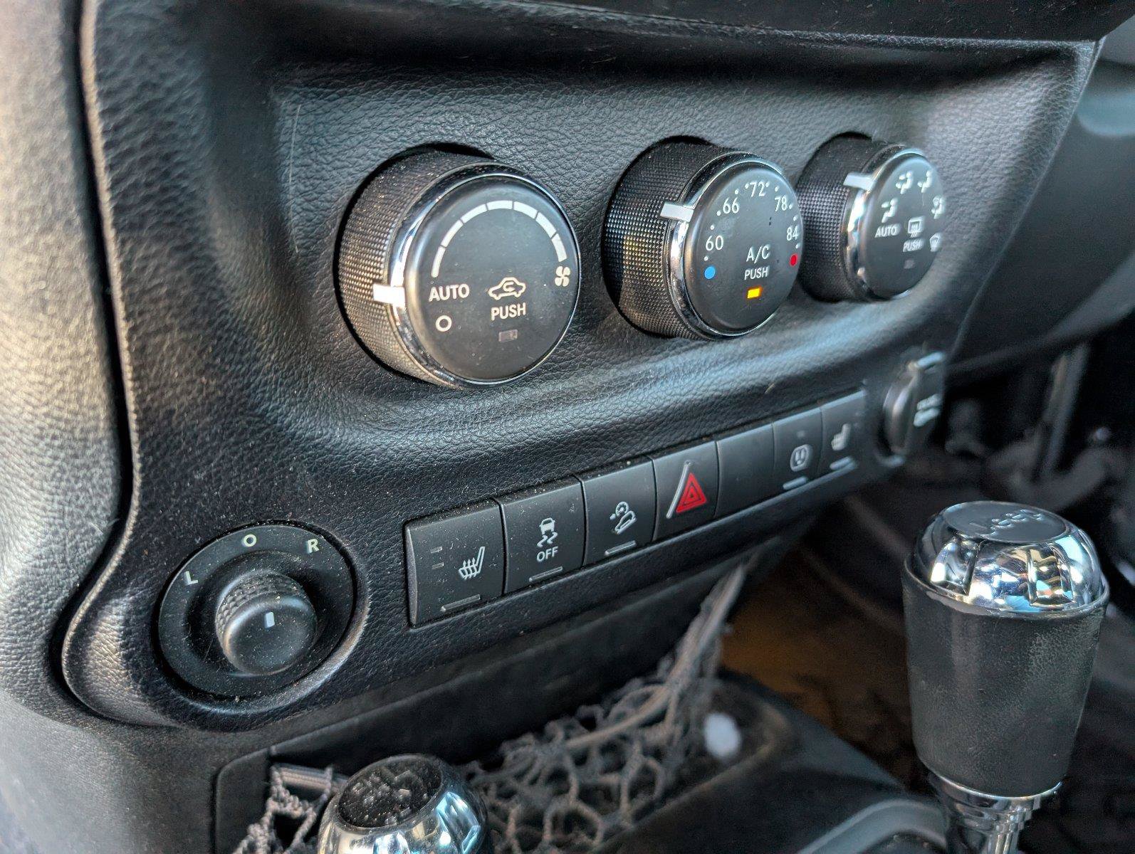 Used 2013 Jeep Wrangler Unlimited Rubicon AWD/4WD image 21