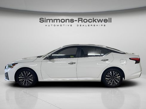Used 2025 Nissan Altima 2.5 SV FWD image 2