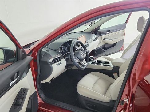 Used 2024 Nissan Altima 2.5 SV FWD image 9