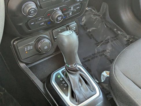 Used 2023 Jeep Renegade Latitude image 28