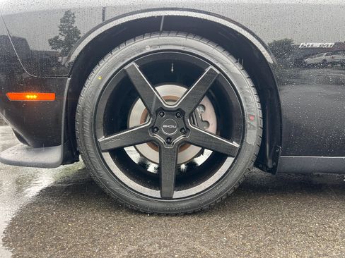 Used 2019 Dodge Challenger R/T w/ Driver Convenience Group RWD image 9