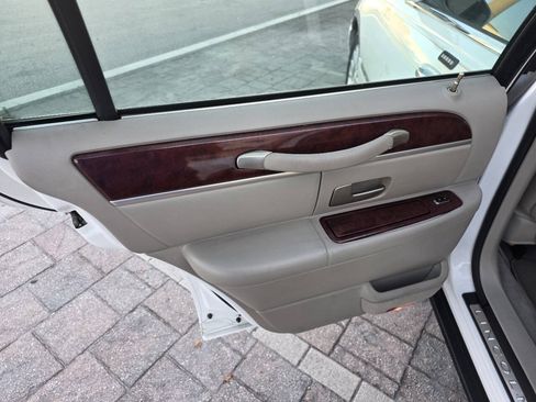 Used 2003 Lincoln Town Car Executive RWD image 16