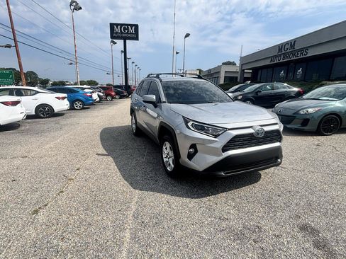 Used 2020 Toyota RAV4 XLE AWD/4WD image 2