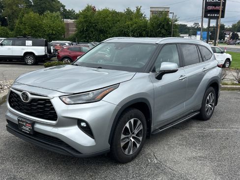 Used 2024 Toyota Highlander XLE AWD/4WD image 2