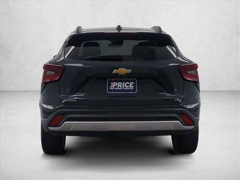 Used 2025 Chevrolet Trax LT FWD image 7
